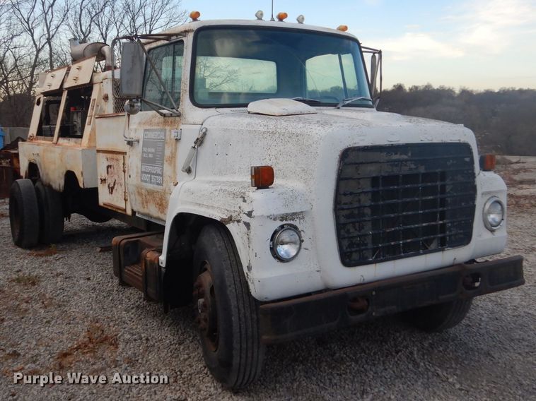 image for item IU9774 1981 Ford LN7000  truck cab and chassis