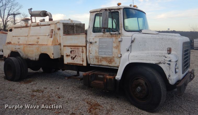 image for item IU9774 1981 Ford LN7000  truck cab and chassis