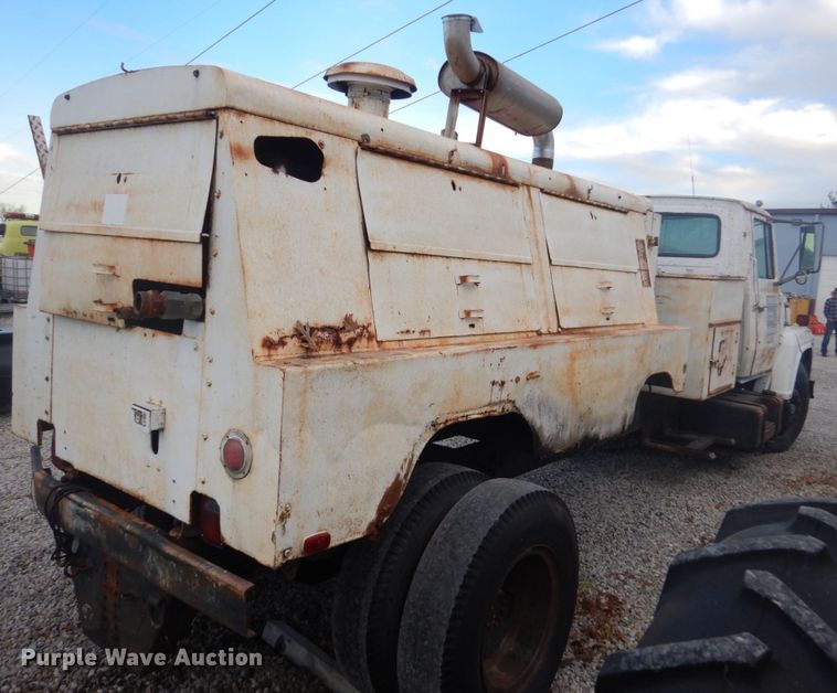 image for item IU9774 1981 Ford LN7000  truck cab and chassis