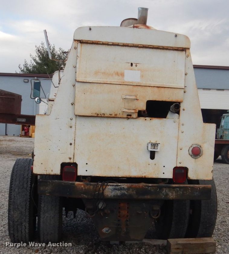 image for item IU9774 1981 Ford LN7000  truck cab and chassis