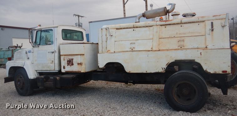 image for item IU9774 1981 Ford LN7000  truck cab and chassis