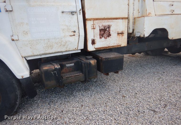 image for item IU9774 1981 Ford LN7000  truck cab and chassis