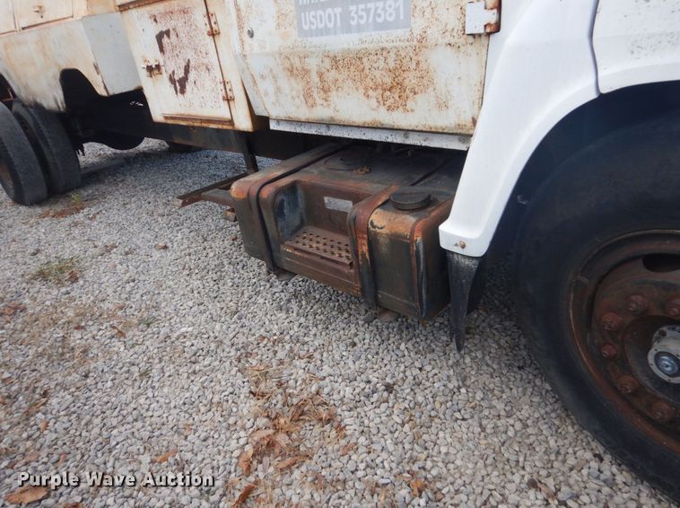 image for item IU9774 1981 Ford LN7000  truck cab and chassis