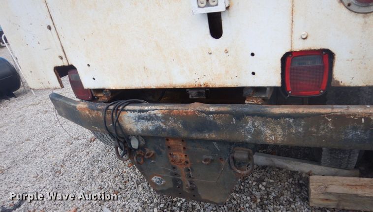 image for item IU9774 1981 Ford LN7000  truck cab and chassis