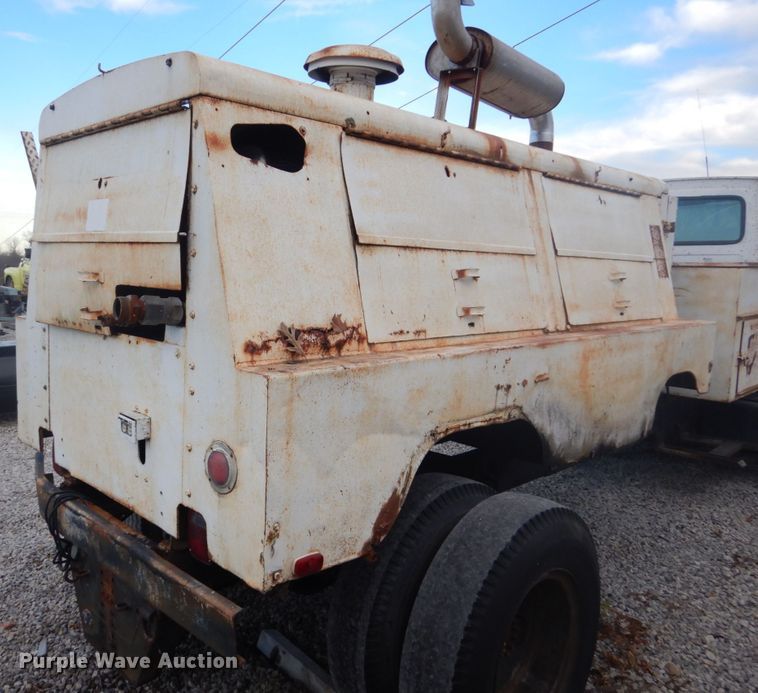 image for item IU9774 1981 Ford LN7000  truck cab and chassis