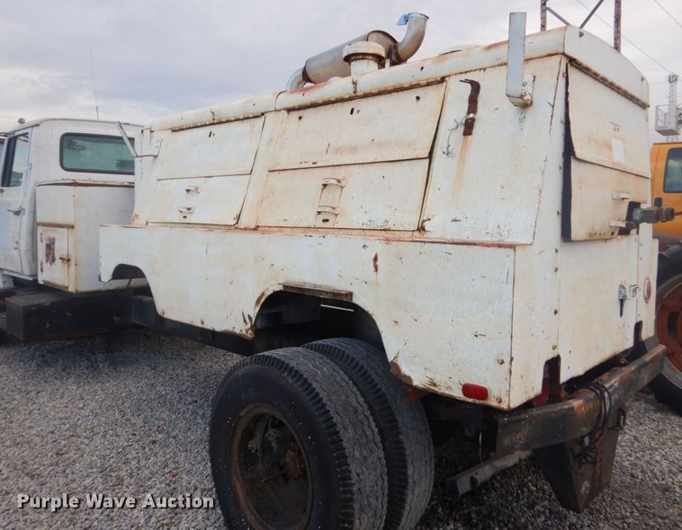 image for item IU9774 1981 Ford LN7000  truck cab and chassis