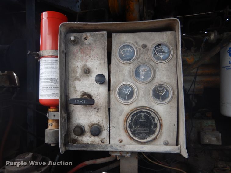 image for item IU9774 1981 Ford LN7000  truck cab and chassis