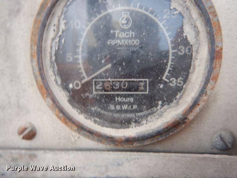 image for item IU9774 1981 Ford LN7000  truck cab and chassis