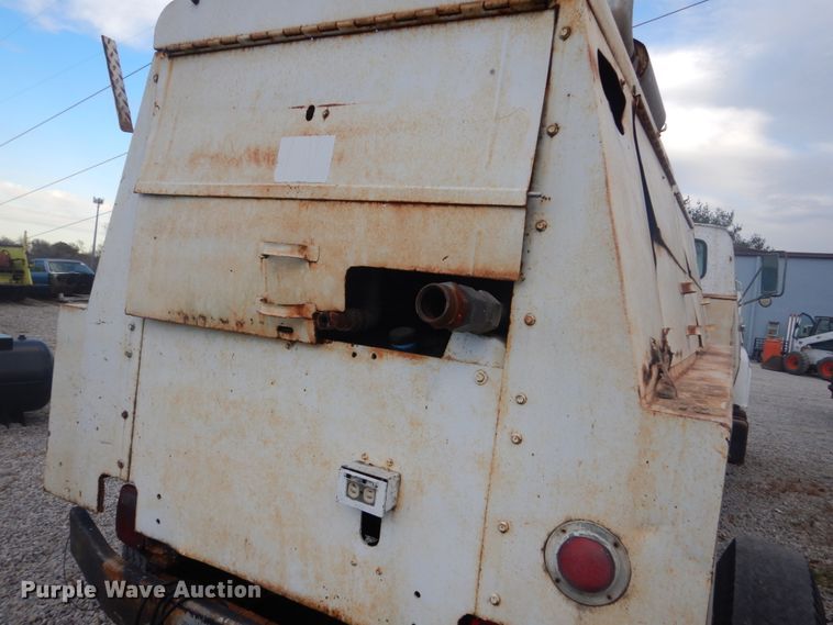 image for item IU9774 1981 Ford LN7000  truck cab and chassis