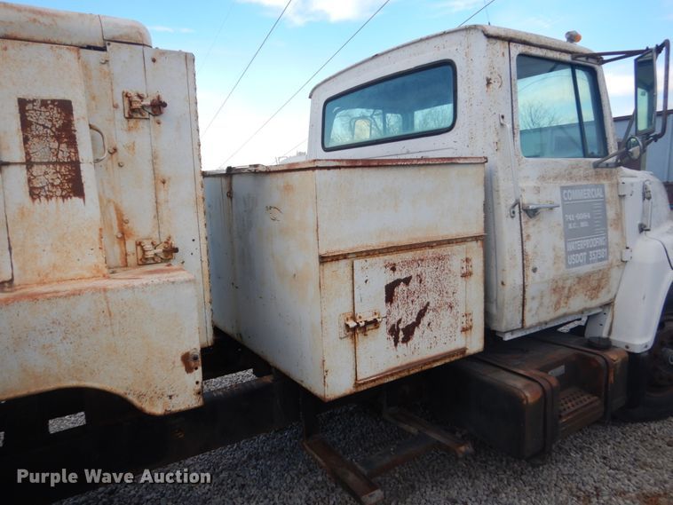 image for item IU9774 1981 Ford LN7000  truck cab and chassis