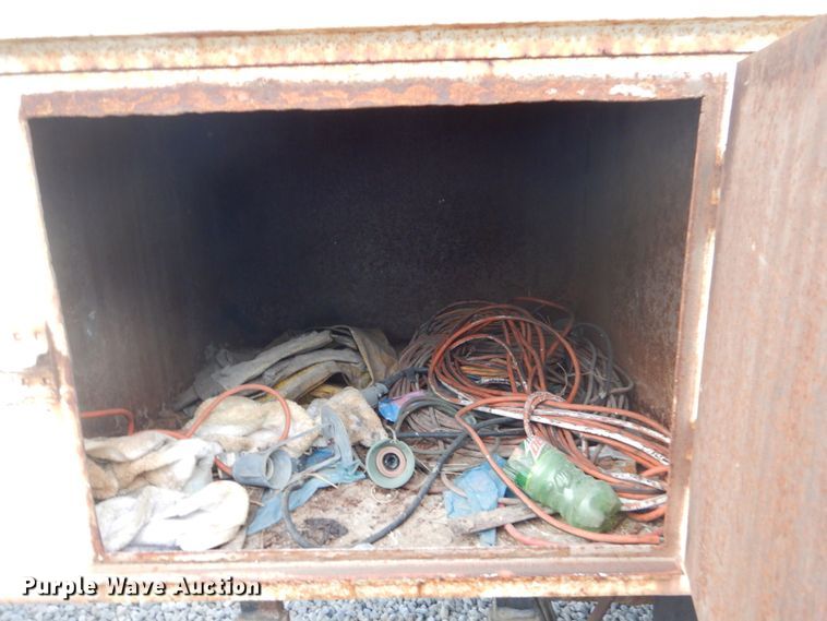 image for item IU9774 1981 Ford LN7000  truck cab and chassis