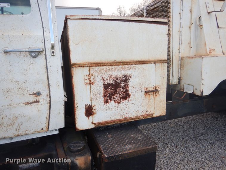 image for item IU9774 1981 Ford LN7000  truck cab and chassis