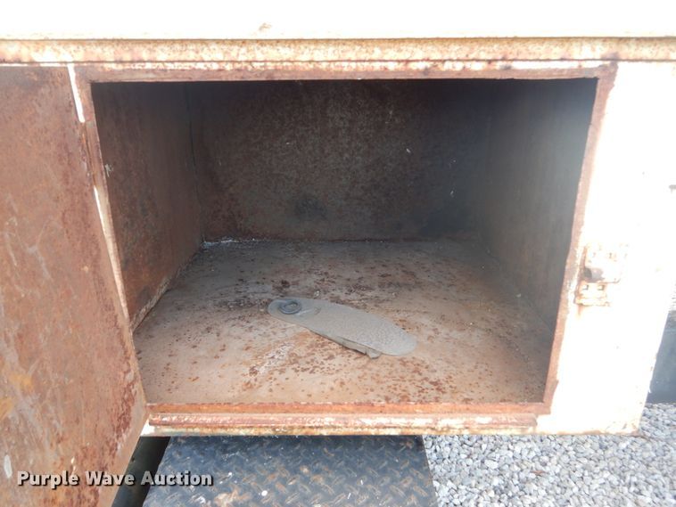 image for item IU9774 1981 Ford LN7000  truck cab and chassis