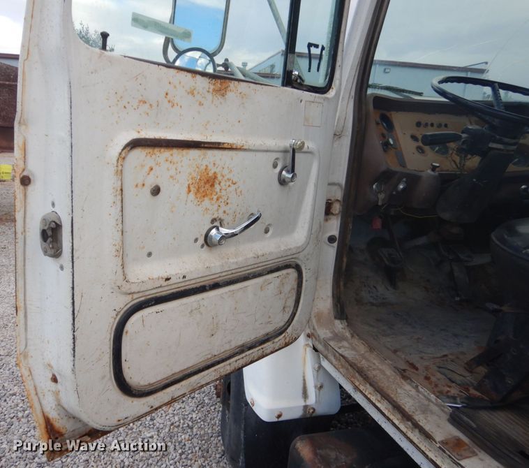 image for item IU9774 1981 Ford LN7000  truck cab and chassis