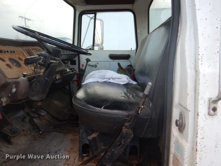 image for item IU9774 1981 Ford LN7000  truck cab and chassis