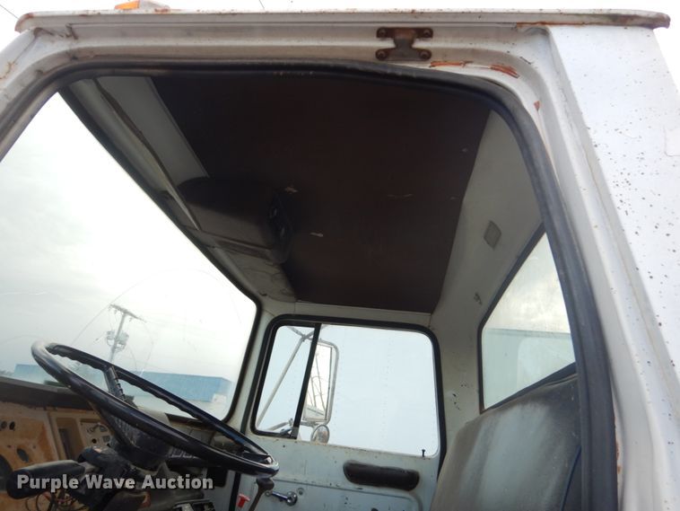 image for item IU9774 1981 Ford LN7000  truck cab and chassis