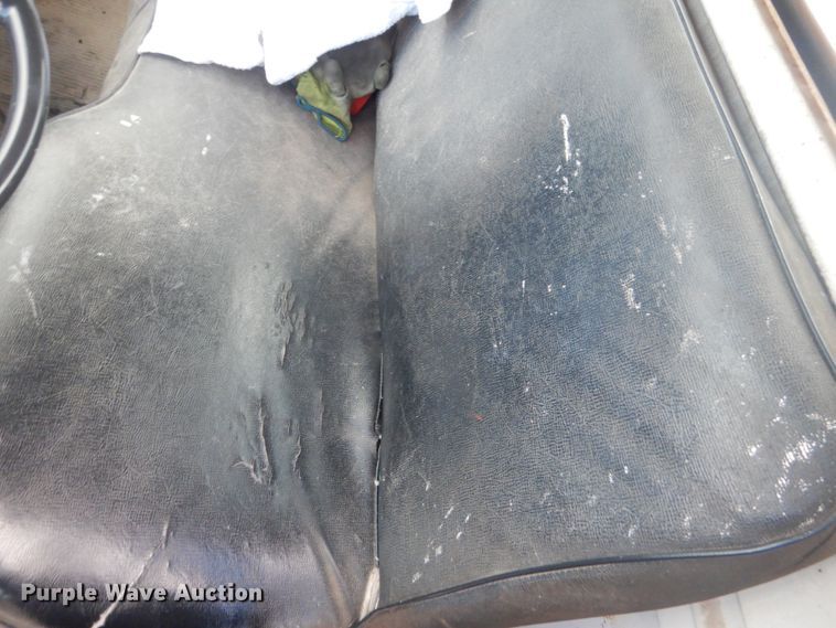 image for item IU9774 1981 Ford LN7000  truck cab and chassis