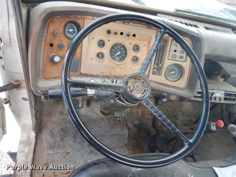 image for item IU9774 1981 Ford LN7000  truck cab and chassis