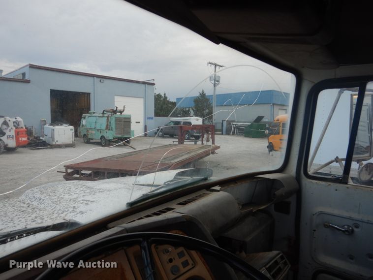 image for item IU9774 1981 Ford LN7000  truck cab and chassis