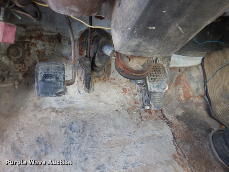 image for item IU9774 1981 Ford LN7000  truck cab and chassis