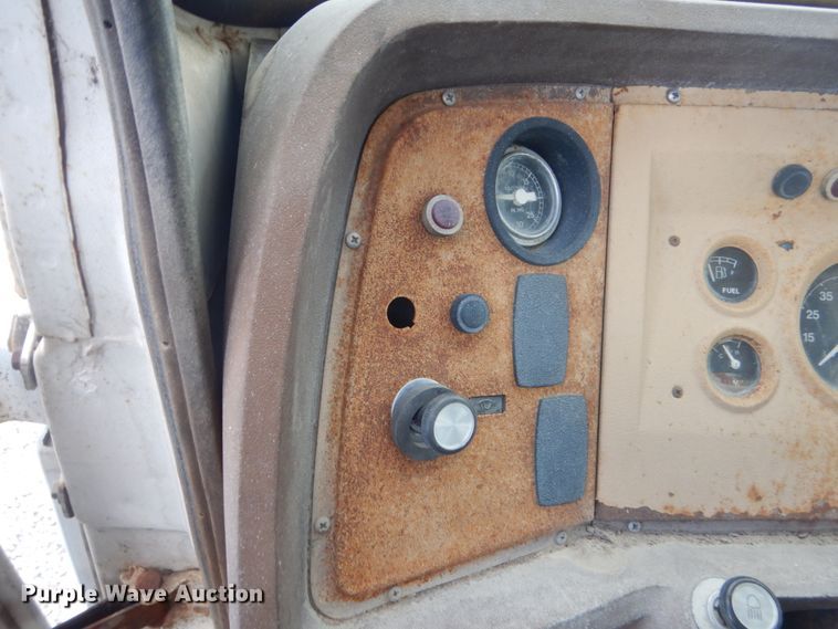 image for item IU9774 1981 Ford LN7000  truck cab and chassis