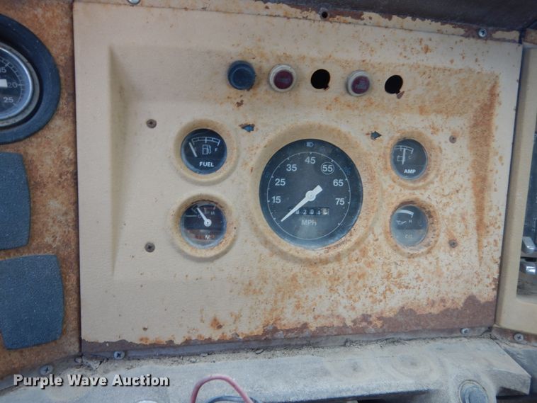 image for item IU9774 1981 Ford LN7000  truck cab and chassis