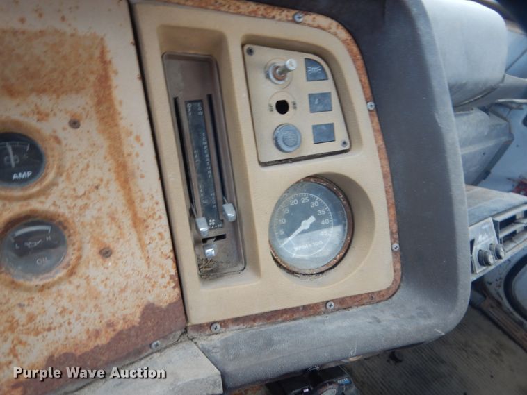 image for item IU9774 1981 Ford LN7000  truck cab and chassis