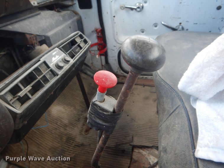 image for item IU9774 1981 Ford LN7000  truck cab and chassis