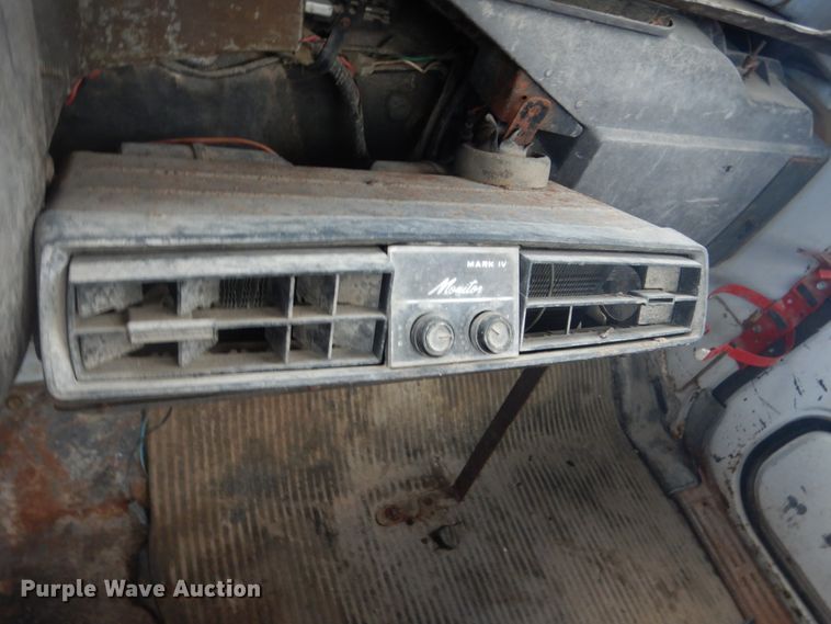 image for item IU9774 1981 Ford LN7000  truck cab and chassis