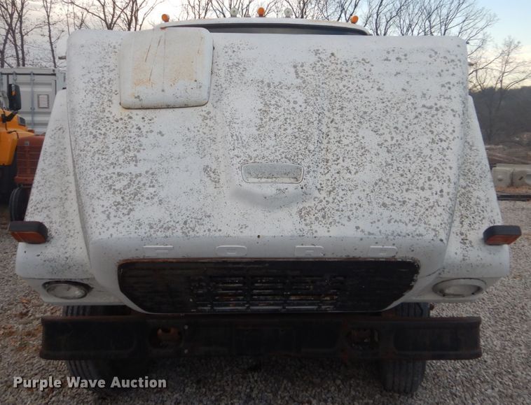 image for item IU9774 1981 Ford LN7000  truck cab and chassis