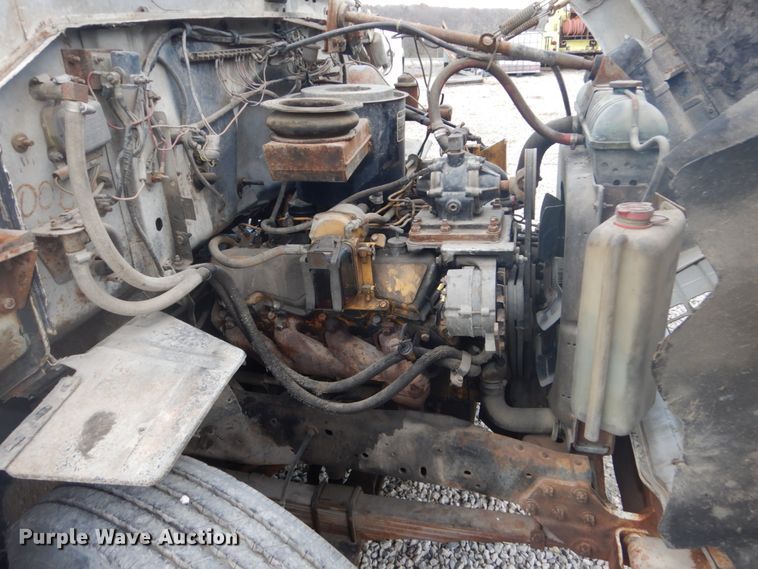 image for item IU9774 1981 Ford LN7000  truck cab and chassis