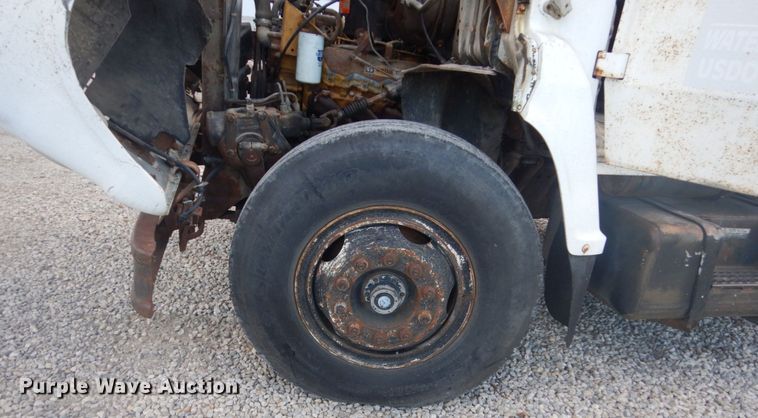 image for item IU9774 1981 Ford LN7000  truck cab and chassis