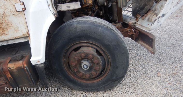 image for item IU9774 1981 Ford LN7000  truck cab and chassis