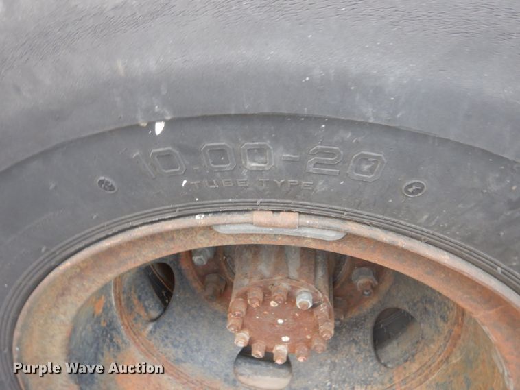 image for item IU9774 1981 Ford LN7000  truck cab and chassis