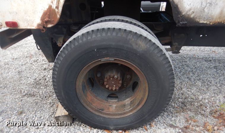 image for item IU9774 1981 Ford LN7000  truck cab and chassis