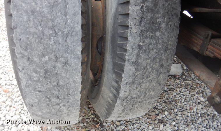 image for item IU9774 1981 Ford LN7000  truck cab and chassis