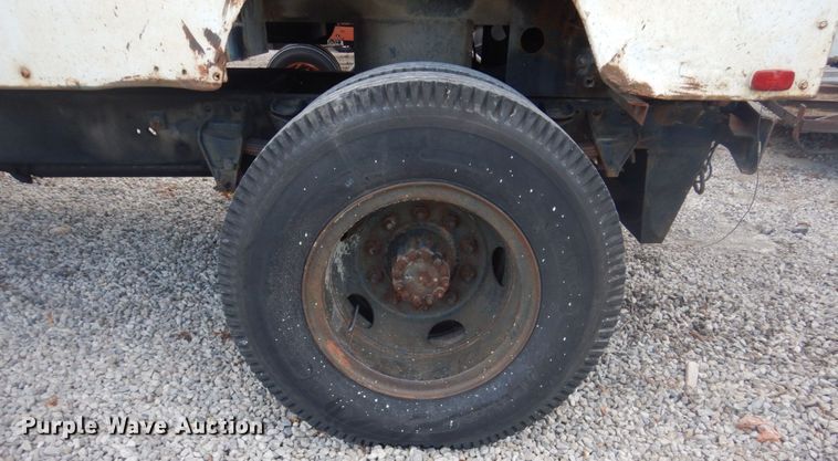 image for item IU9774 1981 Ford LN7000  truck cab and chassis