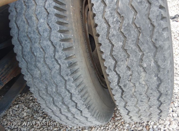 image for item IU9774 1981 Ford LN7000  truck cab and chassis