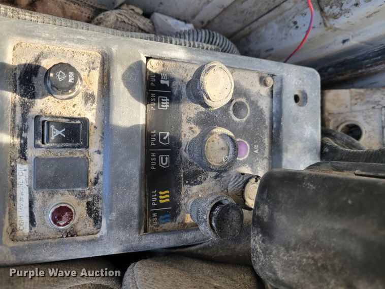 image for item IV9620 1997 Kobelco SK400LC  excavator