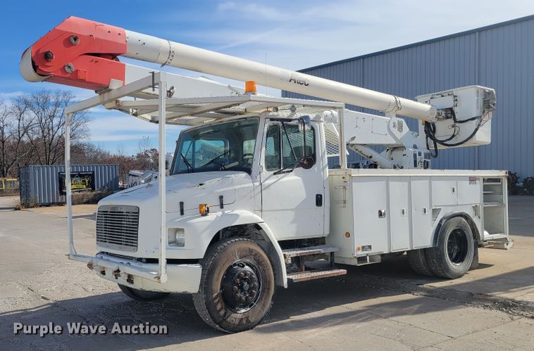 image for item IV9624 2000 Freightliner FL70  bucket truck