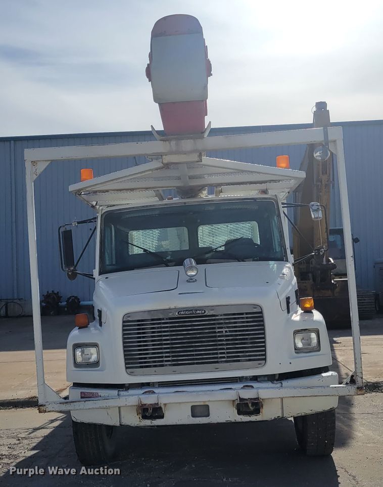 image for item IV9624 2000 Freightliner FL70  bucket truck