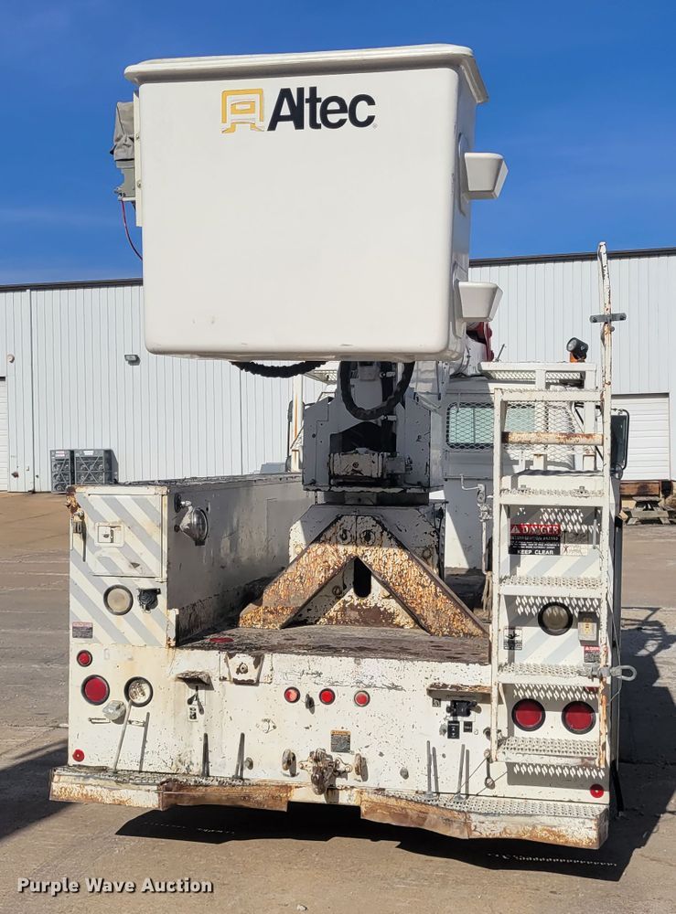 image for item IV9624 2000 Freightliner FL70  bucket truck