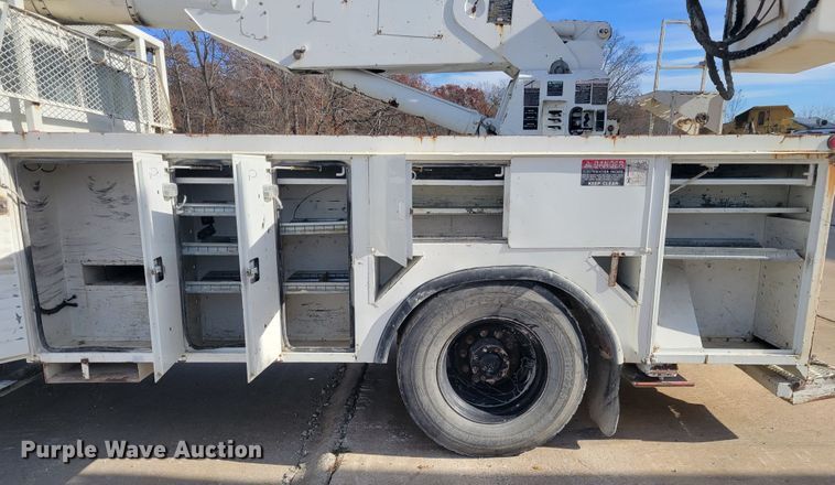 image for item IV9624 2000 Freightliner FL70  bucket truck