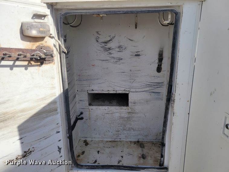 image for item IV9624 2000 Freightliner FL70  bucket truck