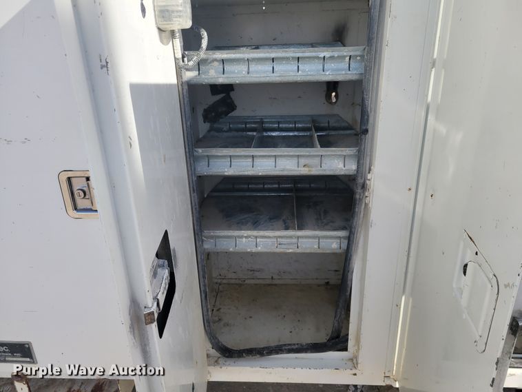 image for item IV9624 2000 Freightliner FL70  bucket truck