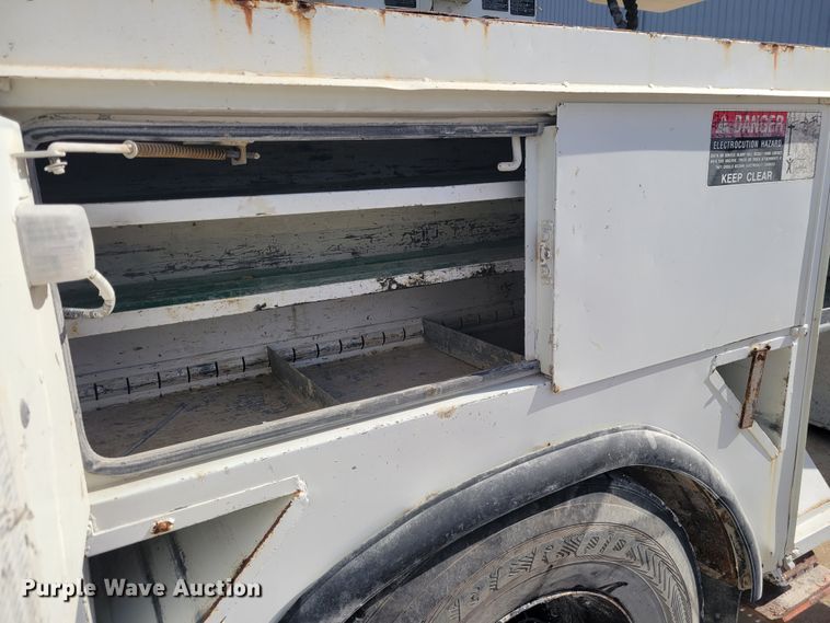 image for item IV9624 2000 Freightliner FL70  bucket truck