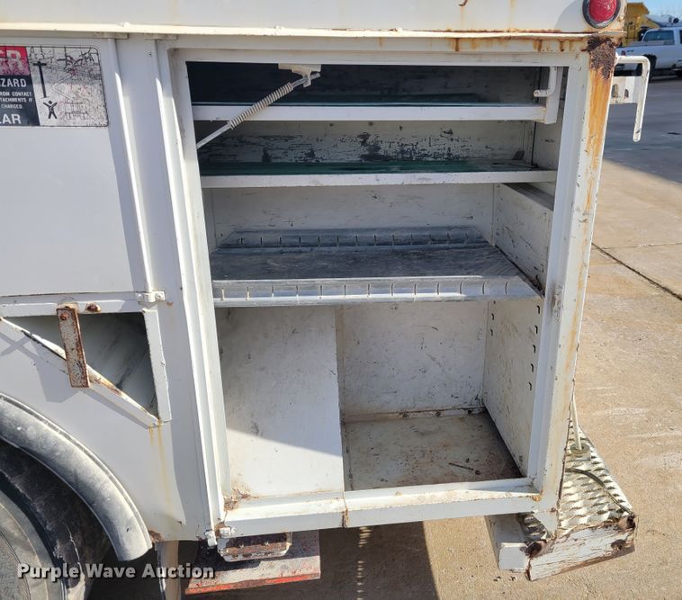 image for item IV9624 2000 Freightliner FL70  bucket truck