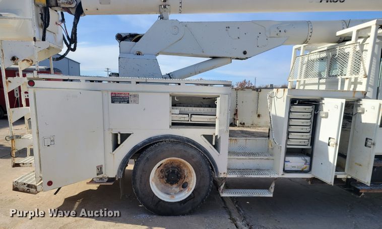 image for item IV9624 2000 Freightliner FL70  bucket truck