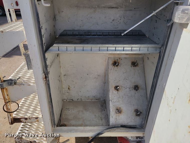 image for item IV9624 2000 Freightliner FL70  bucket truck