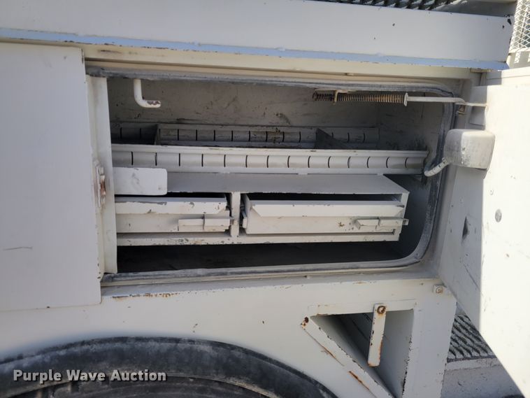 image for item IV9624 2000 Freightliner FL70  bucket truck